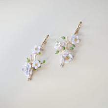 Load image into Gallery viewer, 茶花花束耳環
