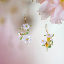 Load image into Gallery viewer, 小兔與茶花耳環
