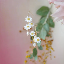 Load image into Gallery viewer, 小兔與小菊耳環
