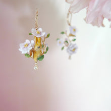 Load image into Gallery viewer, 小兔與茶花耳環
