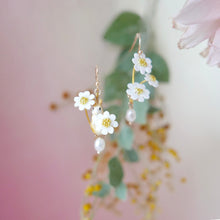 Load image into Gallery viewer, 小兔與小菊耳環
