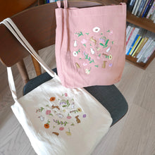 Load image into Gallery viewer, 刺繡花與小兔袋
