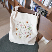 Load image into Gallery viewer, 刺繡花與小兔袋
